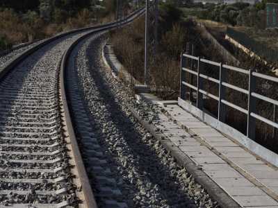 Non proseguiamo oltre. Sappiamo per� che la ferrovia continua verso sud-est sorpassando lama Picone e giungendo sino al grande raccordo Riccardo Rossi, nei pressi dello stadio. Poi si perde nelle campagne fino ad arrivare nella stazione di Santa Rita, in parte gi� realizzata ma chiaramente inutilizzata